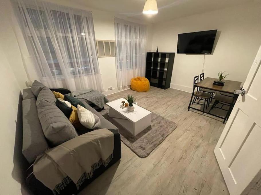Spacious 2 Bedroom On Tower Bridge ลอนดอน ภายนอก รูปภาพ