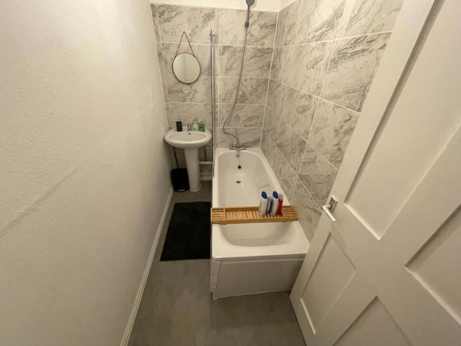 Spacious 2 Bedroom On Tower Bridge ลอนดอน ภายนอก รูปภาพ